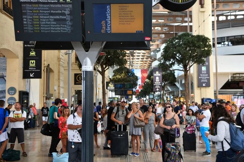 4 American Students injured after an Acid Attack at France Train Station